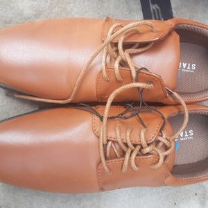 Boys dress shoes size 4 idk why it says that